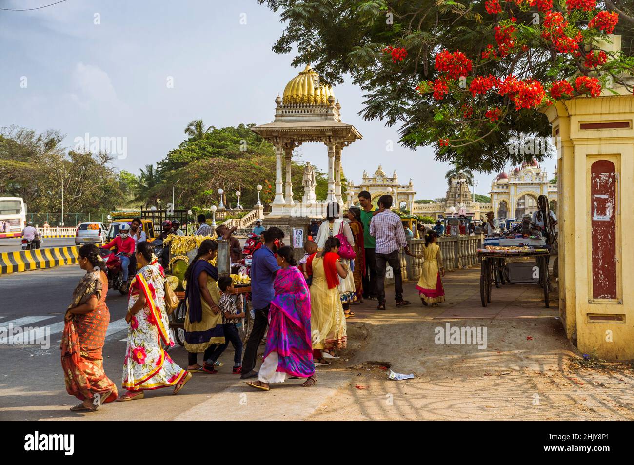 Mysore, Karnataka, India : Un gruppo di donne cammina oltre il monumento a New statue Circle o Chamaraja Circle Roundabout al cancello Not di Mysore Mah Foto Stock