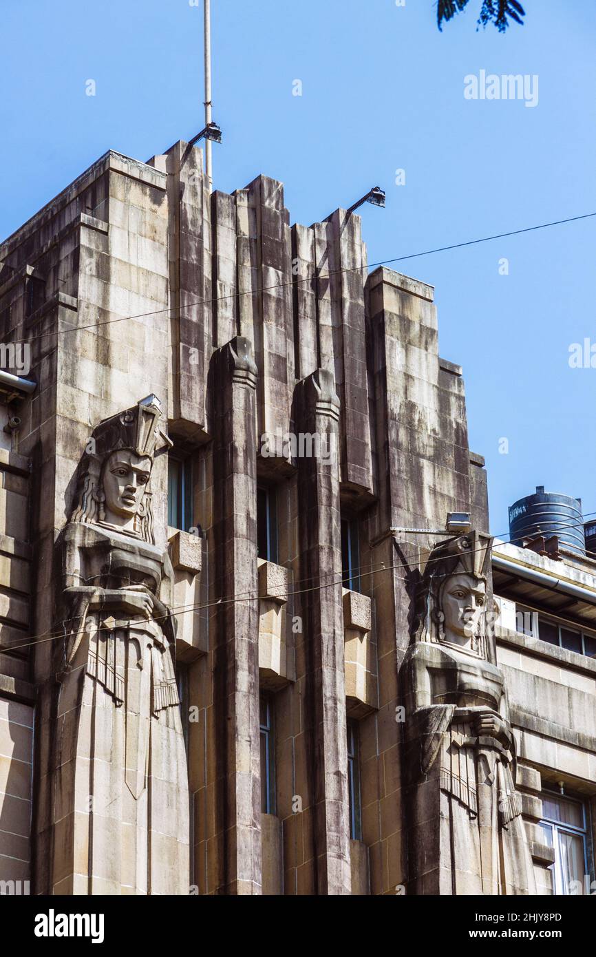 Mumbai, Maharashtra, India: New India Assurance Building progettato in stile art deco nel 1936 da Master, Sarhe e Bhuta, con il designer artistico N. G. Foto Stock