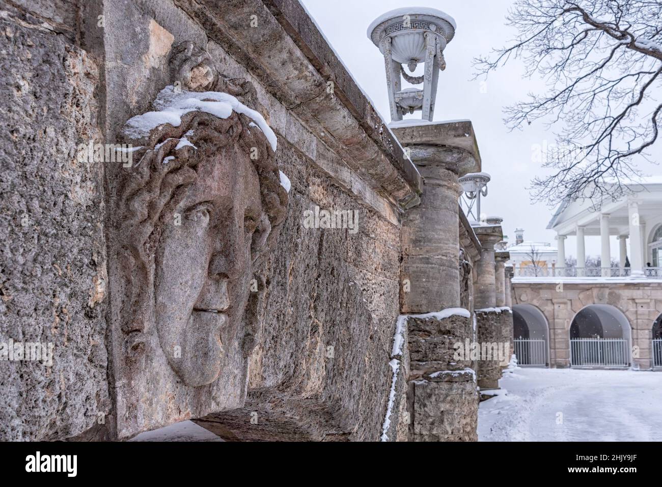 Tsarskoye Selo, Saint-Petersburg, Russia – 16 febbraio 2021: Maschera della dea Antica sulla rampa del Parco di Caterina vicino alla Galleria Cameron. Foto Stock