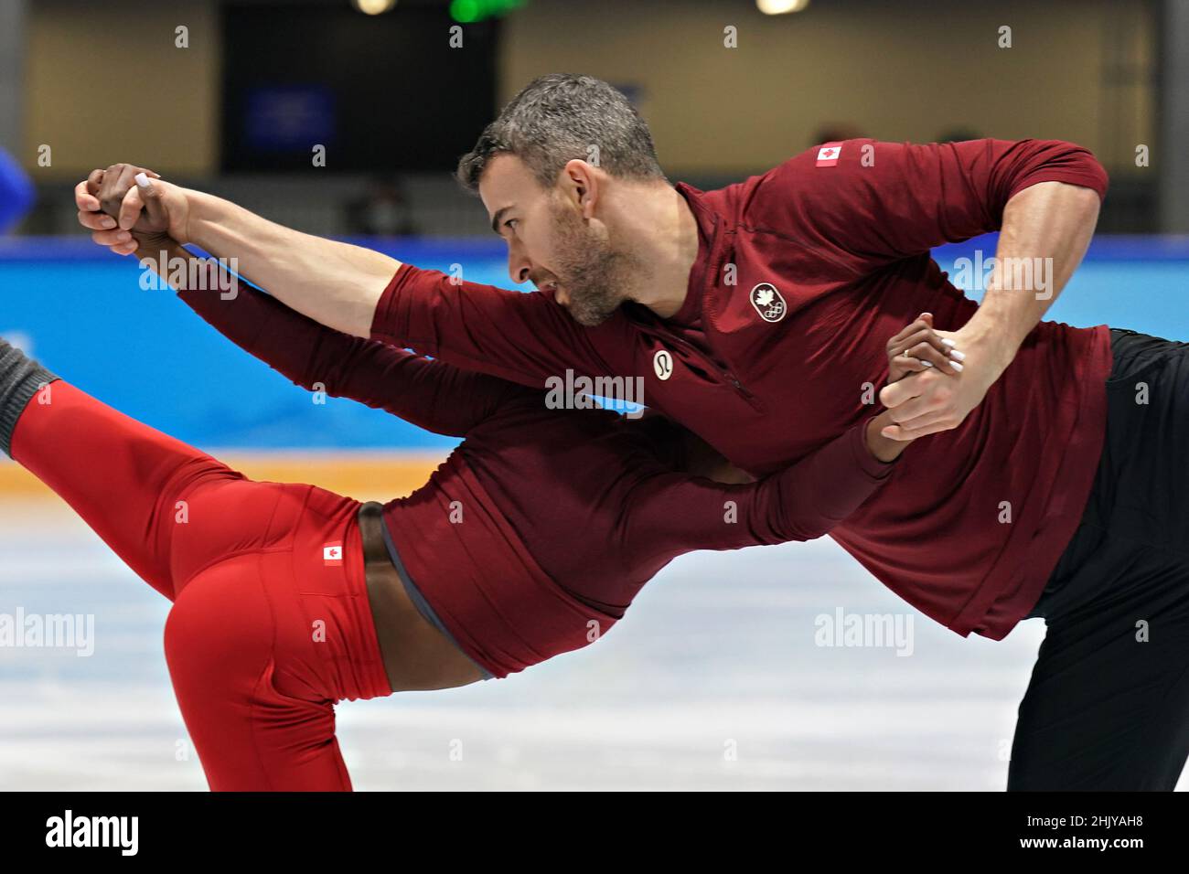 Pechino, Cina. 01st Feb 2022. Coppie i pattinatori di figura Vanessa James ed Eric Radford del Canada si esibiscono insieme durante una sessione di prove in vista delle Olimpiadi invernali di Pechino, martedì 1 febbraio 2022. I Giochi Olimpici si apriranno il 4th febbraio con i protocolli estremi del Covid-19. Foto di Richard Ellis/UPI Credit: UPI/Alamy Live News Foto Stock