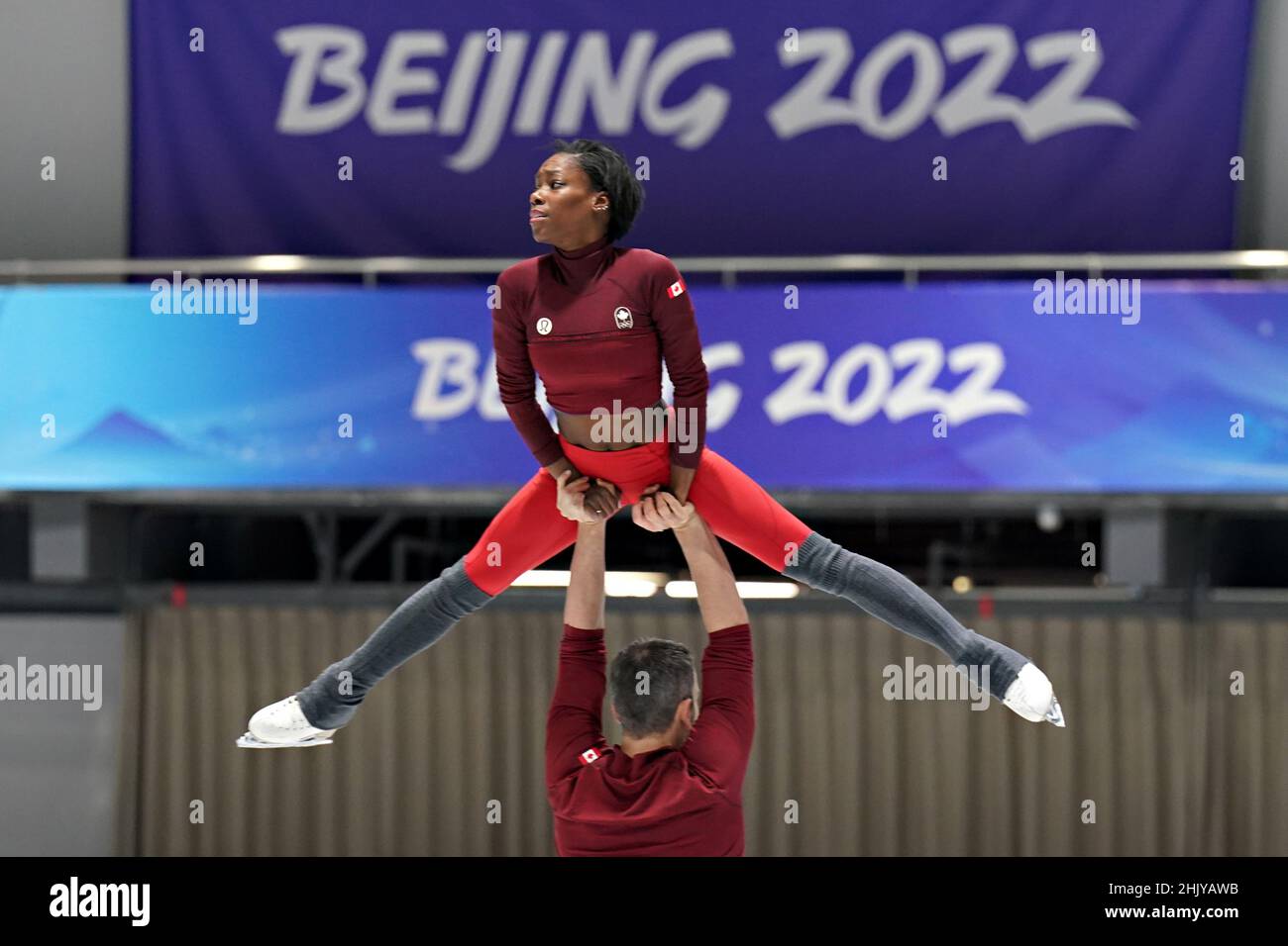 Pechino, Cina. 01st Feb 2022. Coppie i pattinatori di figura Vanessa James ed Eric Radford del Canada si esibiscono insieme durante una sessione di prove in vista delle Olimpiadi invernali di Pechino, martedì 1 febbraio 2022. I Giochi Olimpici si apriranno il 4th febbraio con i protocolli estremi del Covid-19. Foto di Richard Ellis/UPI Credit: UPI/Alamy Live News Foto Stock