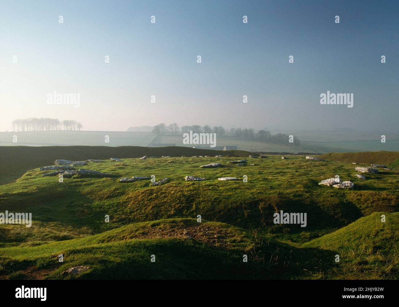 Visualizza NW di Arbor Low, Derbyshire, UK: Impostazione ovale di lastre calcaree reclinate all'interno del fosso e la banca di un monumento henge con ingressi a se & NW. Foto Stock