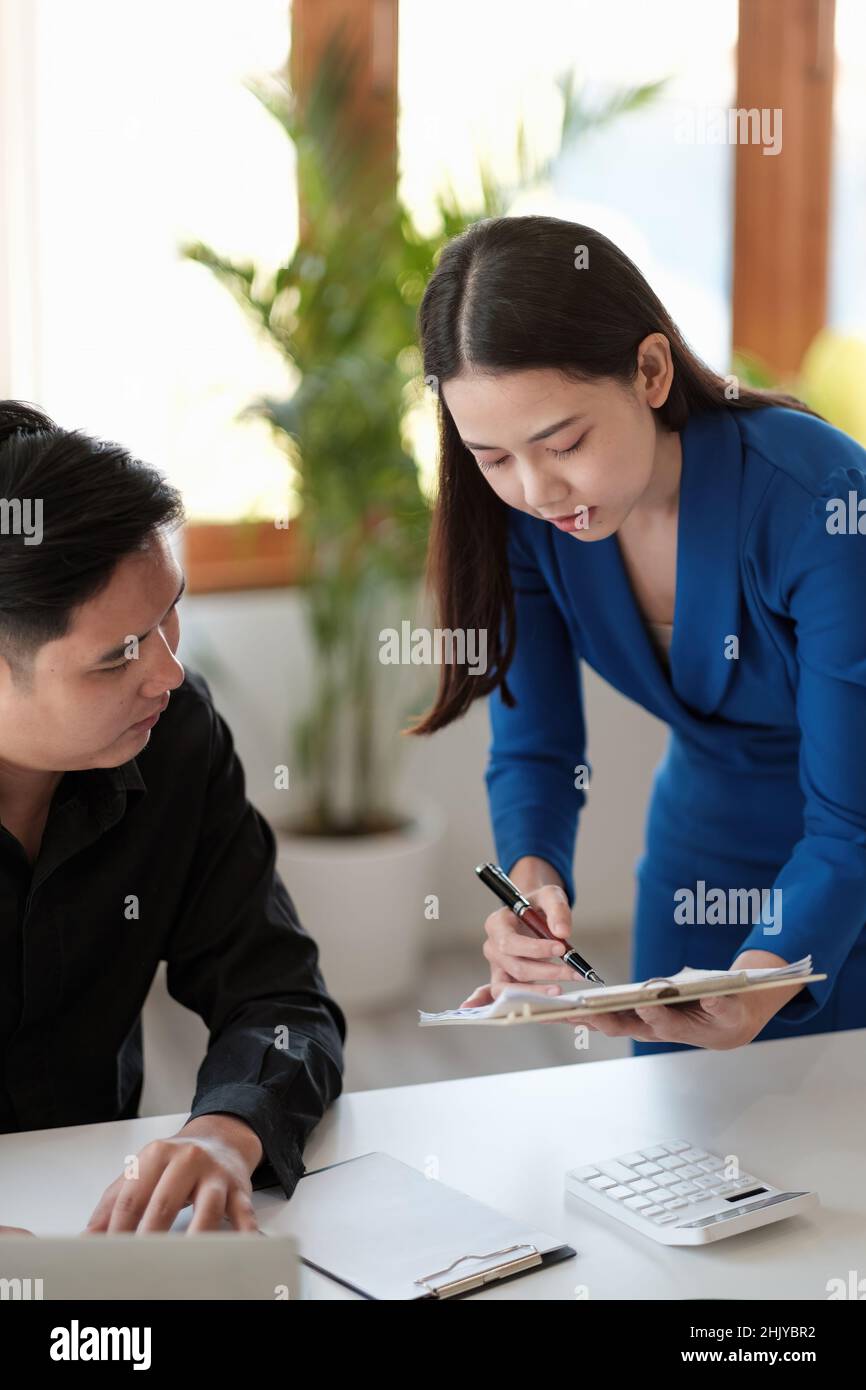 Business Finanza, contabilità, contratto, consulente investimento consulenza piano di marketing per l'azienda Foto Stock