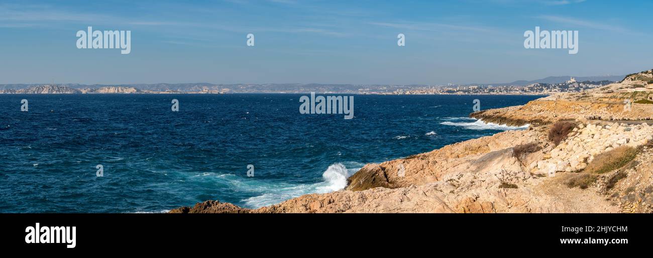 Vista estiva della Baia di Marsiglia da Les Goudes. Mar Mediterraneo nella regione Provenza-Alpi-Costa Azzurra (PACA) della Francia Foto Stock