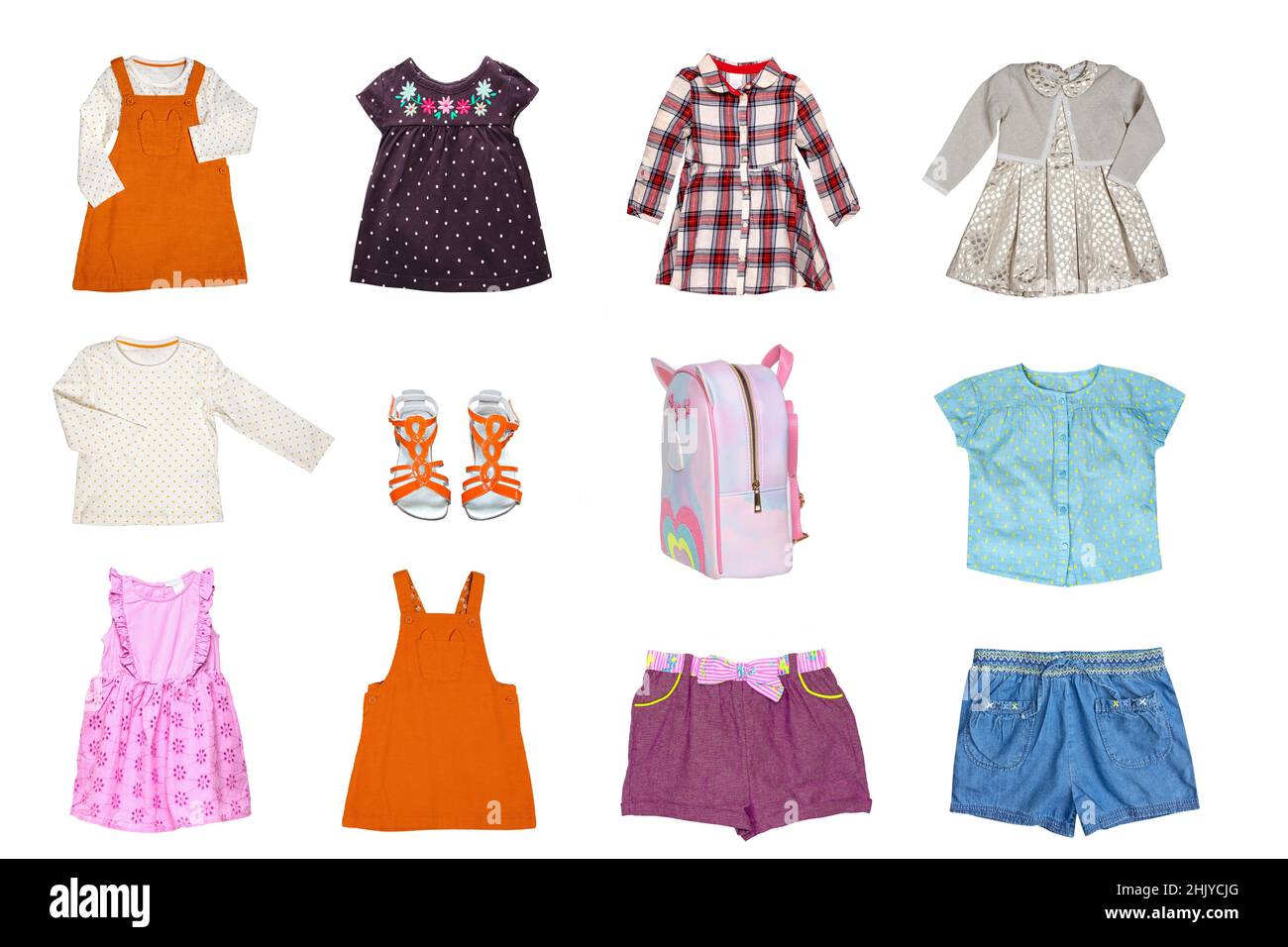 Collage set di bambine abiti estivi isolato su sfondo bianco. La collezione di molti abiti alla moda, pantaloncini in denim, scarpe, camicie e a b Foto Stock