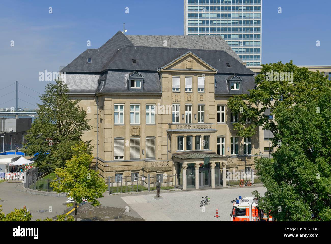 Villa Horion, Staatskanzlei des Landes Nordrhein-Westfalen, Mannesmann-Hochhaus, Johannes-Rau-Platz, Berger Allee, Düsseldorf, Renania settentrionale-Vestfalia, DE Foto Stock