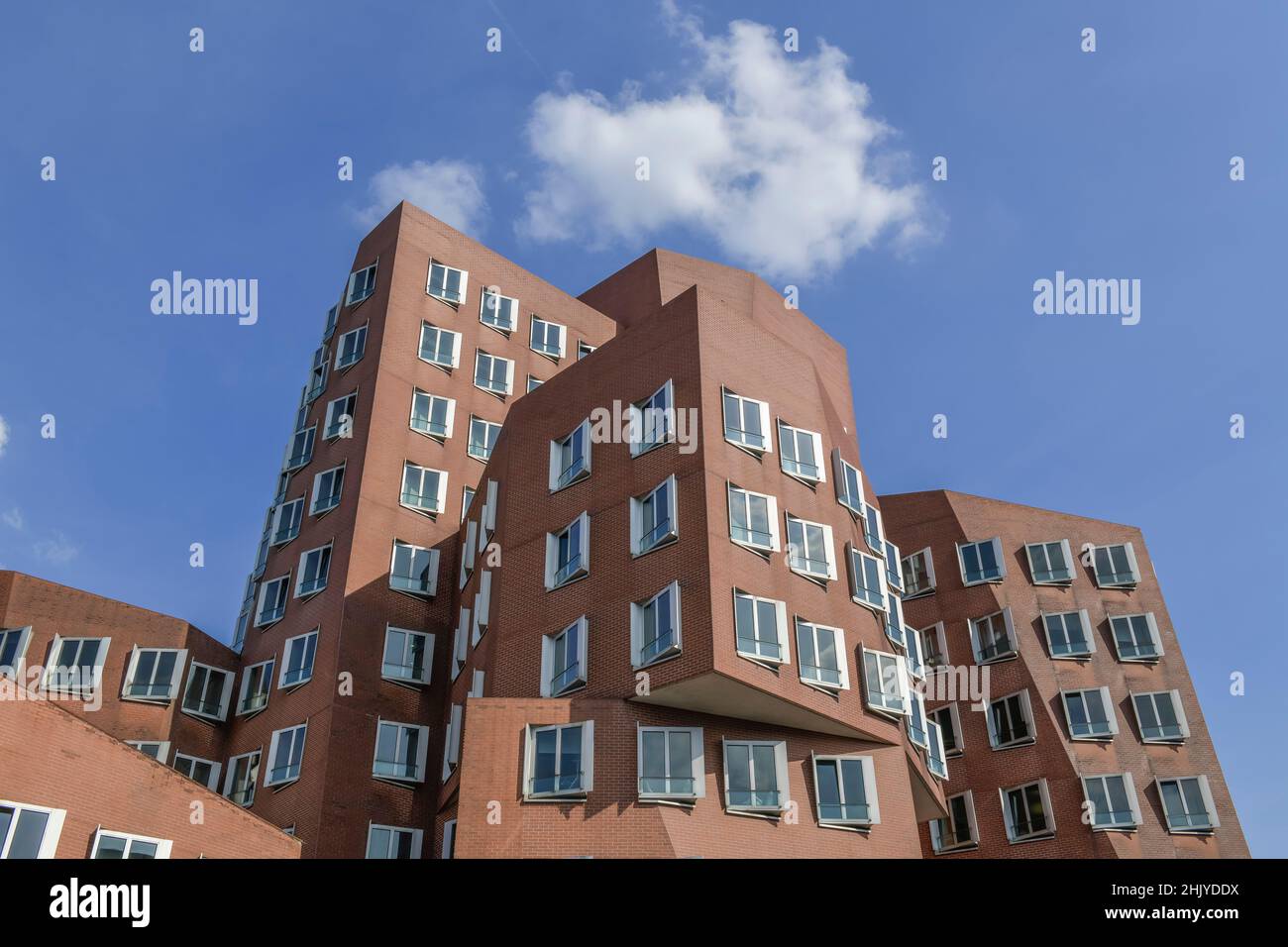 Neuer Zollhof, Gebäude des Architekten Gehry, Düsseldorf, Nordrhein-Westfalen, Deutschland Foto Stock