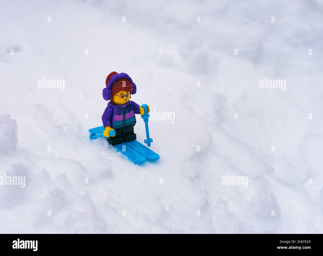 Tambov, Federazione Russa - 18 gennaio 2022 una minifcifra di Lego girl sciare giù una collina nevosa Foto Stock