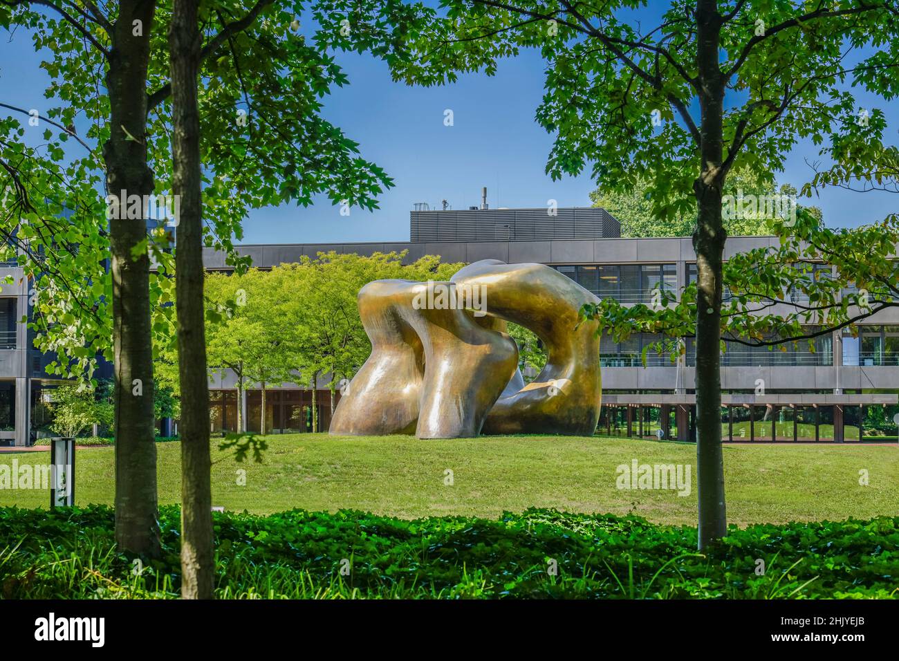 Skulptur von Henry Moore " Grandi due forme' , Bundesministerium für wirtschaftliche Zusammenarbeit und Entwicklung, ehemaliges Bundeskanzleramt, Strese Foto Stock