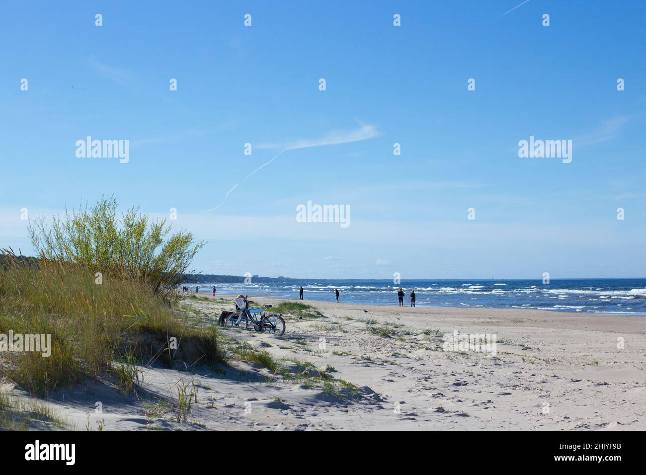 Jurmala Beach in Lettonia, vista autunnale. Mare, sabbia bianca. Foto di alta qualità Foto Stock