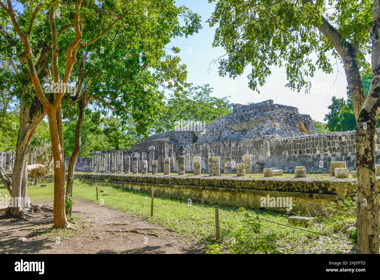 Kriegertempel 'Templo de Los Guerreros' mit der Halle der 1000 Säulen, Chichen Itza, Yucatan, Mexiko Foto Stock