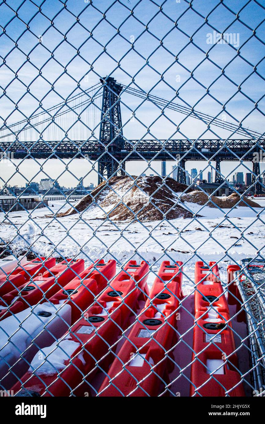 New York, New York, Stati Uniti. 31st Jan 2022. East River Park protesta & Details.Protesters riuniti in East River Park per impedire ai lavoratori edili contratti di tagliare alberi per il passaggio di testa sul ESCR - East Side Coastal progetto di resilienza, uno sforzo della città per costruire un levee che fornirà flood control.second a piani pubblici, Una parete di 1,2 miglia con parco razed oltre un riempimento di 8 piedi costeggierà l'East River, richiedendo l'espulsione di circa 1000 alberi lungo la riva del fiume. L'anno scorso, nel mese di dicembre, gli aerei di Cherry e Londra della sezione sud del parco sono stati, taglio a Foto Stock