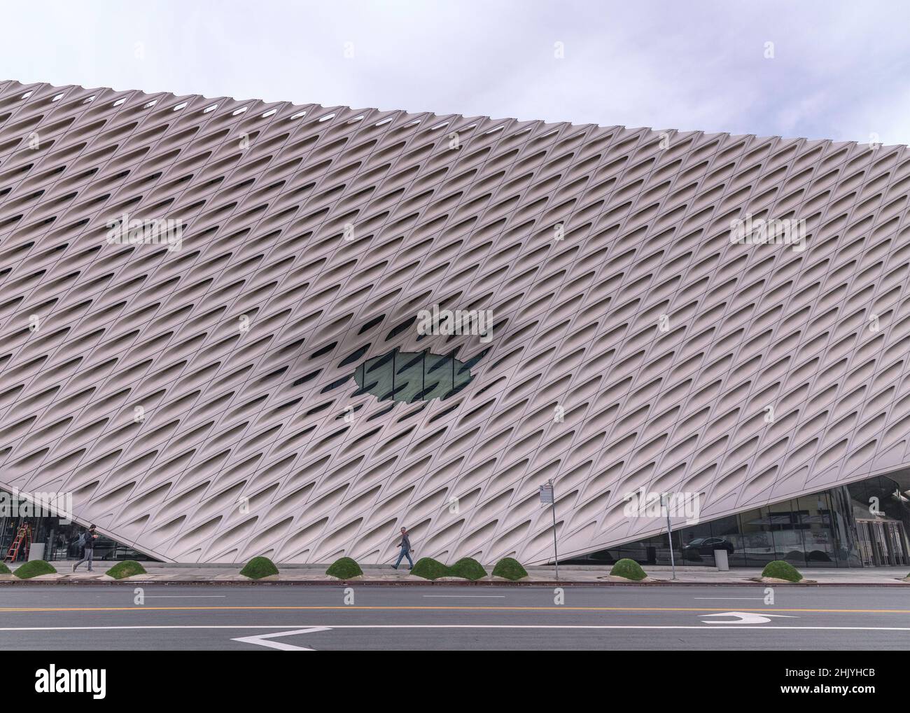 Los Angeles, CA, Stati Uniti d'America - 31 gennaio 2022 - Un'ampia esposizione esterna del Broad Museum nel centro di Los Angeles, CA. Foto Stock