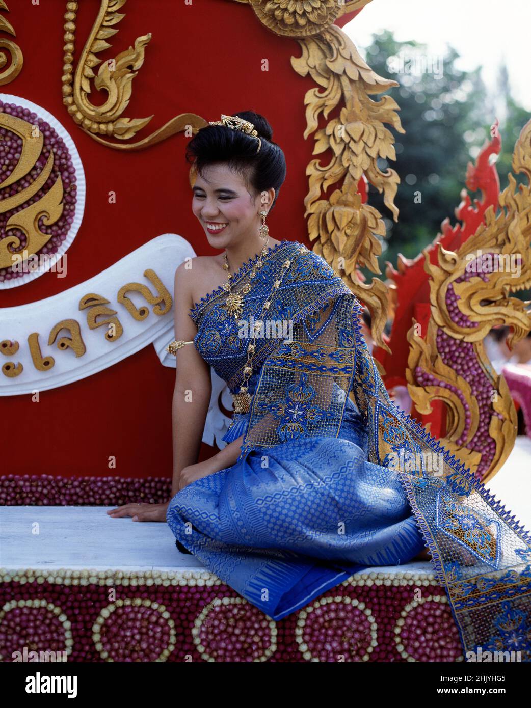 Thailandia. Chiang mai. Sfilata del Festival dei fiori. Giovane donna festa regina entrante in float. Foto Stock