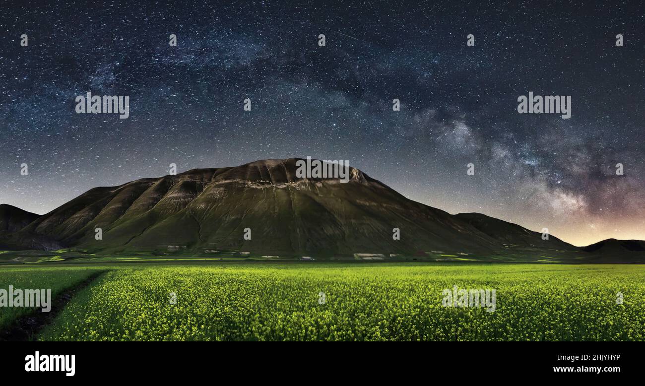 Parco Nazionale dei Monti Sibillini, Via Lattea e Arco Galattico, Castelluccio di norcia, Umbria, Italia, Europa Foto Stock