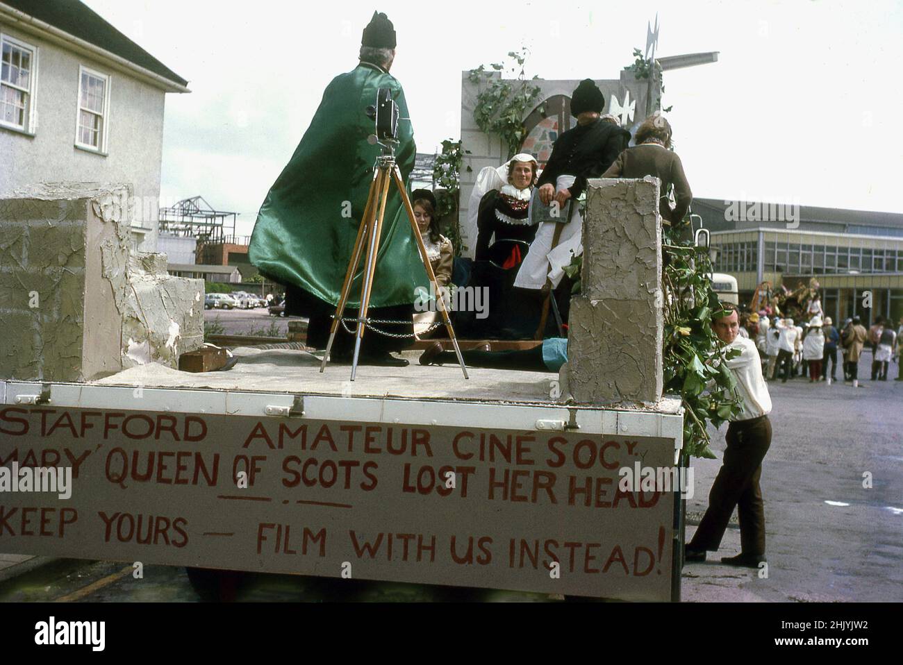 1971, settembre, una parata galleggiante per la Stafford Amateur Cine Society, Stafford, Inghilterra, Regno Unito. L'introduzione di 16mm diretto inversione di sicurezza film e telecamere nel 1920s, davvero visto dilettanti filmmaking iniziare e poi lo sviluppo di locali, regionali fllm societes. Nel 1940s e nel 50s, il film più piccolo del 8mm che era stato rilasciato nel 1932 e le fotocamere portatili più leggere, ha visto la filmmaking del cine è diventato un popolare hobby o pasttime per molti e questo è continuato nel 60s. Nel 1970s Super 8mm ha aggiornato 8mm aumentando la quantità di pellicola che ha catturato l'immagine di quasi il 30%. Foto Stock