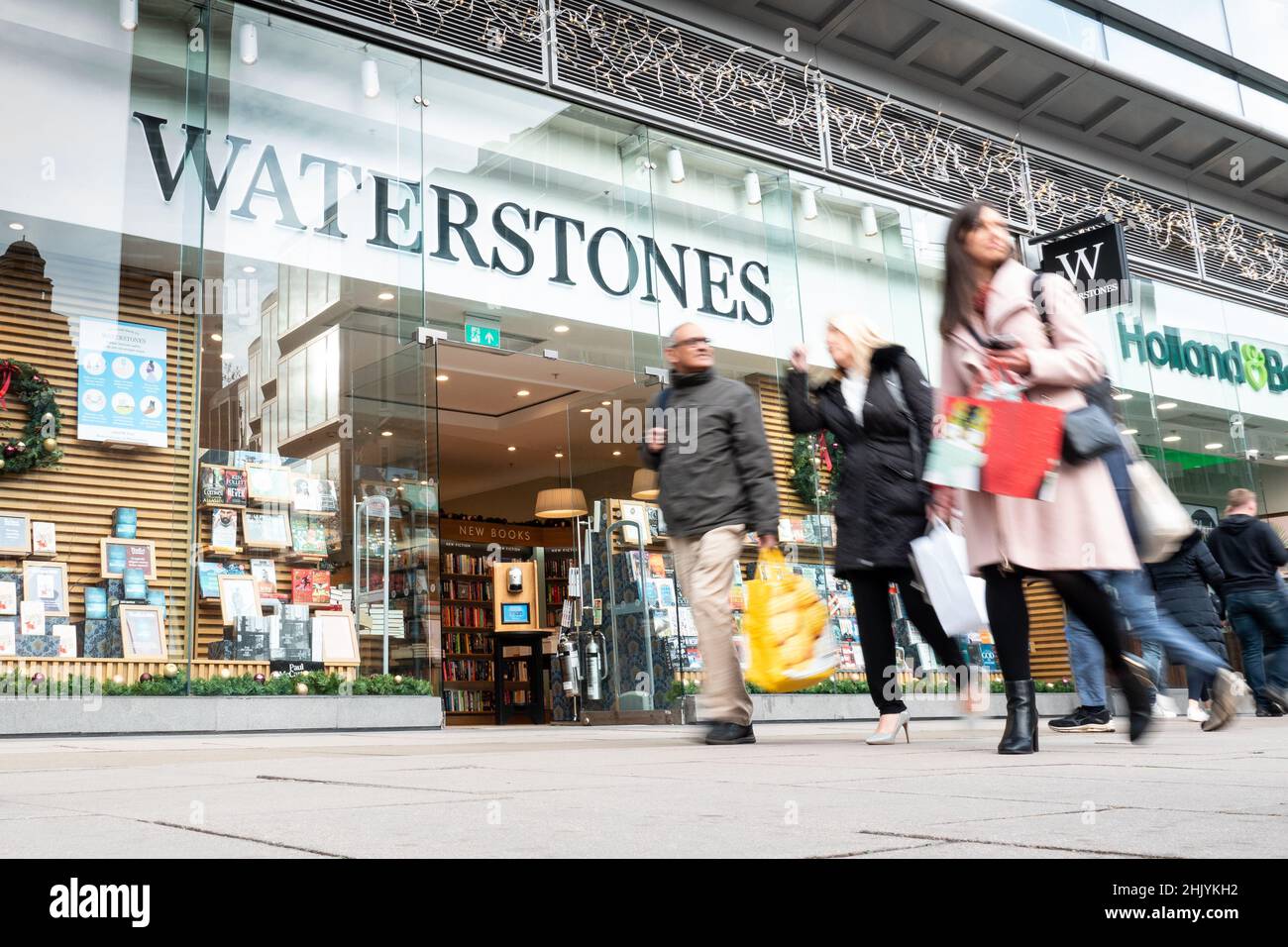 Waterstones Book Shop, Londra. Gli acquirenti passano la facciata per il principale venditore di libri di alta strada del Regno Unito e rivenditore nella zona di Westminster. Foto Stock