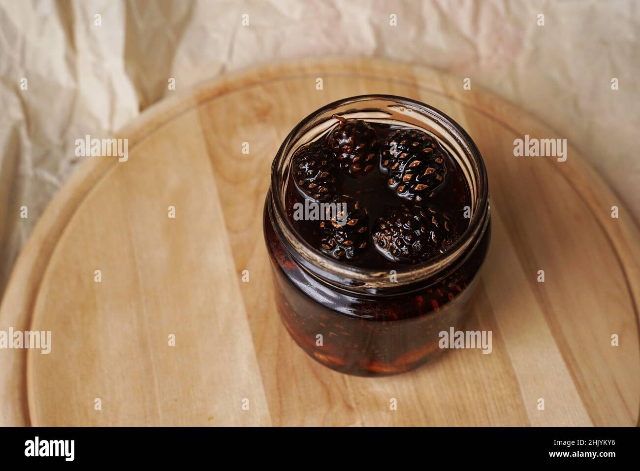 Eco-compatibile, sana marmellata di pino in un vaso su un asse di legno. Marmellata fatta in casa Foto Stock