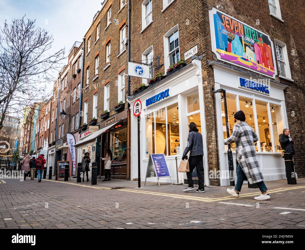 Seven Dials, Londra. Una scena di strada trafficata nel popolare quartiere della moda al dettaglio e della moda nel centro di Londra. Foto Stock