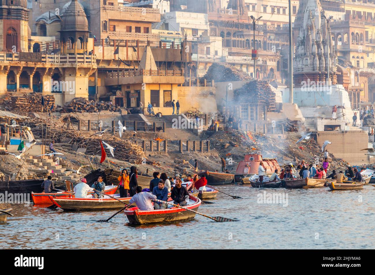 Pires funerari che bruciano su Manikarnika Ghat a Varanasi (ex Banaras o Benares), una città sul fiume Gange in Uttar Pradesh, India settentrionale Foto Stock