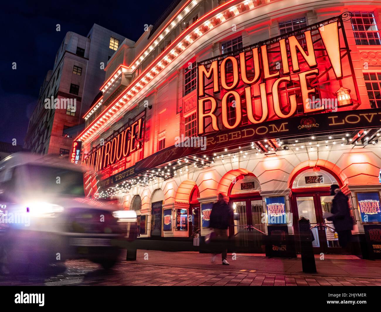 Moulin Rouge. Vista notturna della luminosa facciata illuminata del Piccadilly Theatre nel cuore del quartiere dei teatri del West End di Londra. Foto Stock