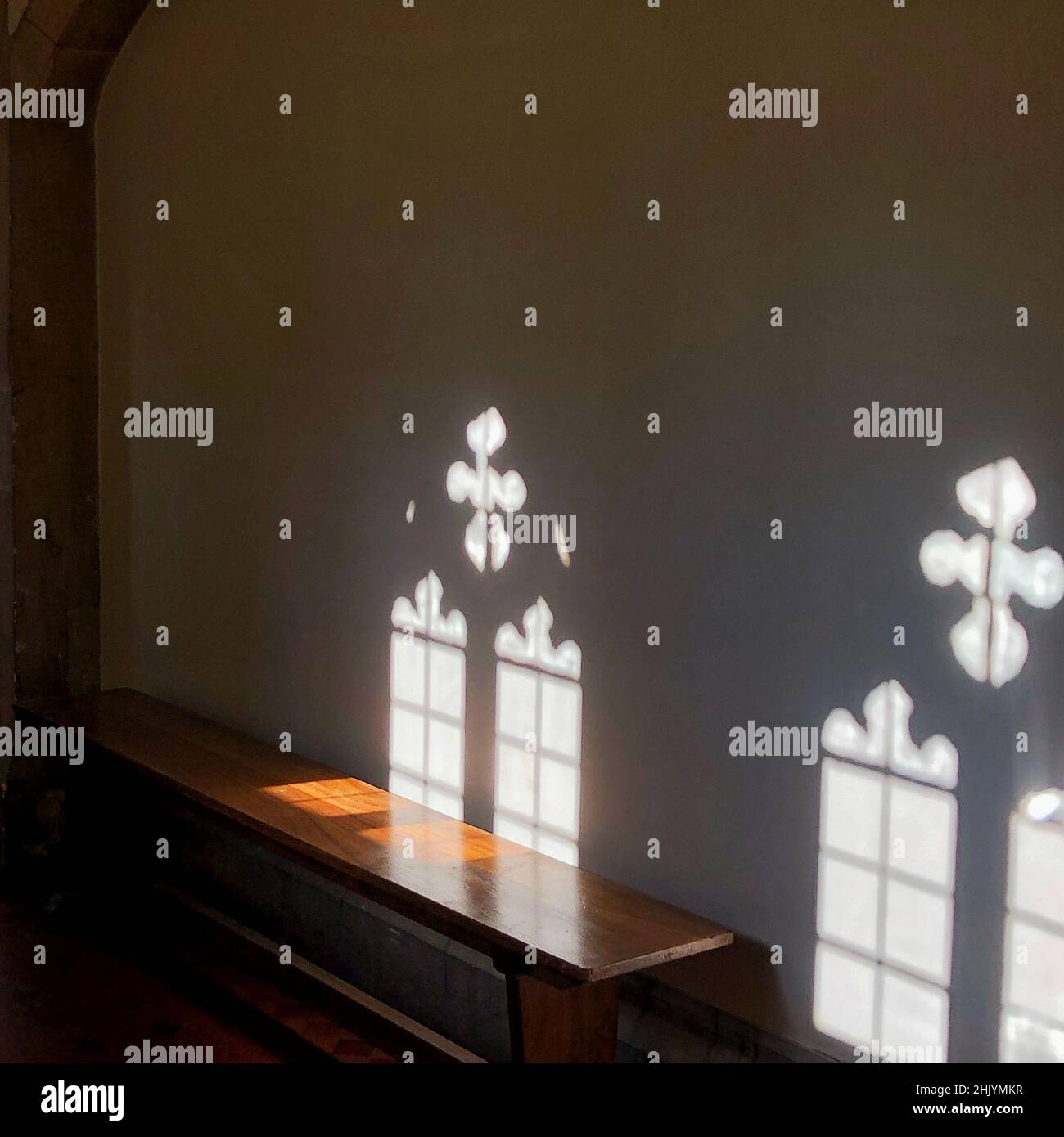 Foto delle finestre della chiesa e croci riflessione Foto Stock