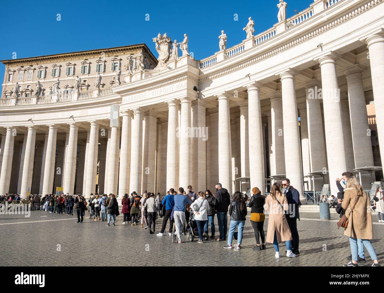 La gente attende una lunga fila per visitare la Basilica di San Pietro Foto Stock