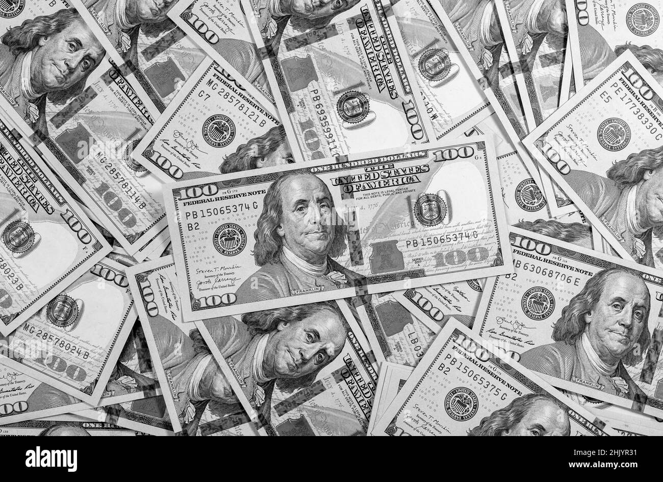 Sfondo bianco e nero di cento dollari bollette. Vista dall'alto del cumulo di banconote americane. Concetto di finanza e investimento. Foto di alta qualità Foto Stock