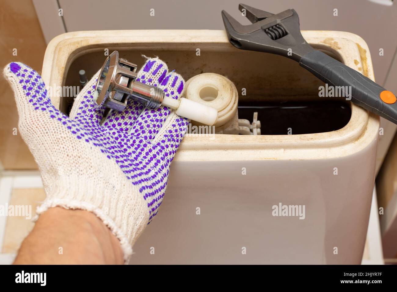 smontaggio manuale del meccanismo di lavaggio del serbatoio della toilette. Foto di alta qualità Foto Stock