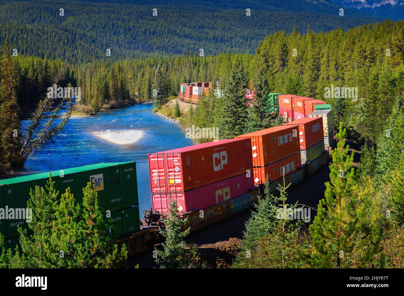 Treno merci che passa attraverso la curva di Morant in Bow Valley, Canada Foto Stock