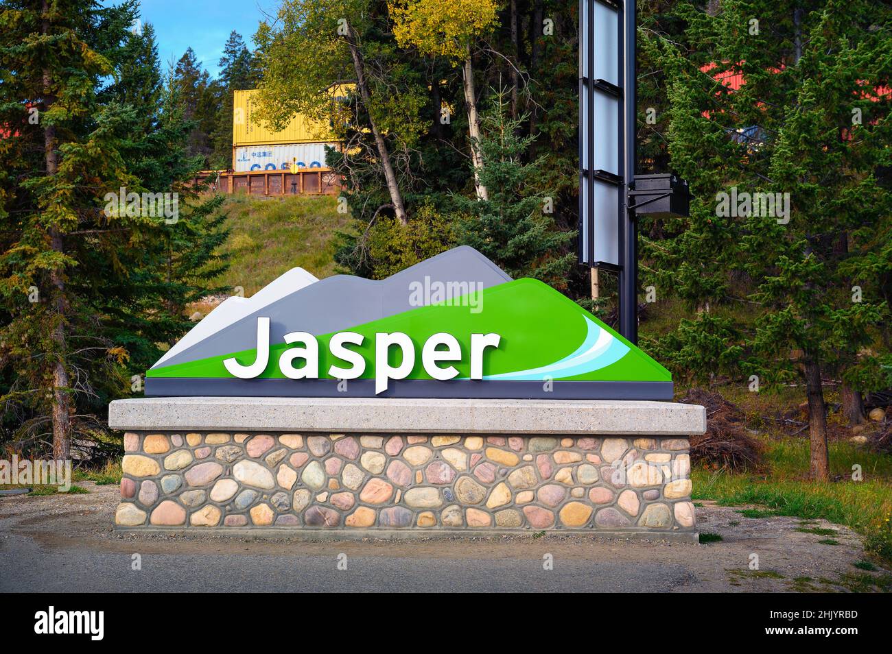 Cartello di benvenuto al villaggio di Jasper situato all'interno delle Montagne Rocciose canadesi Foto Stock