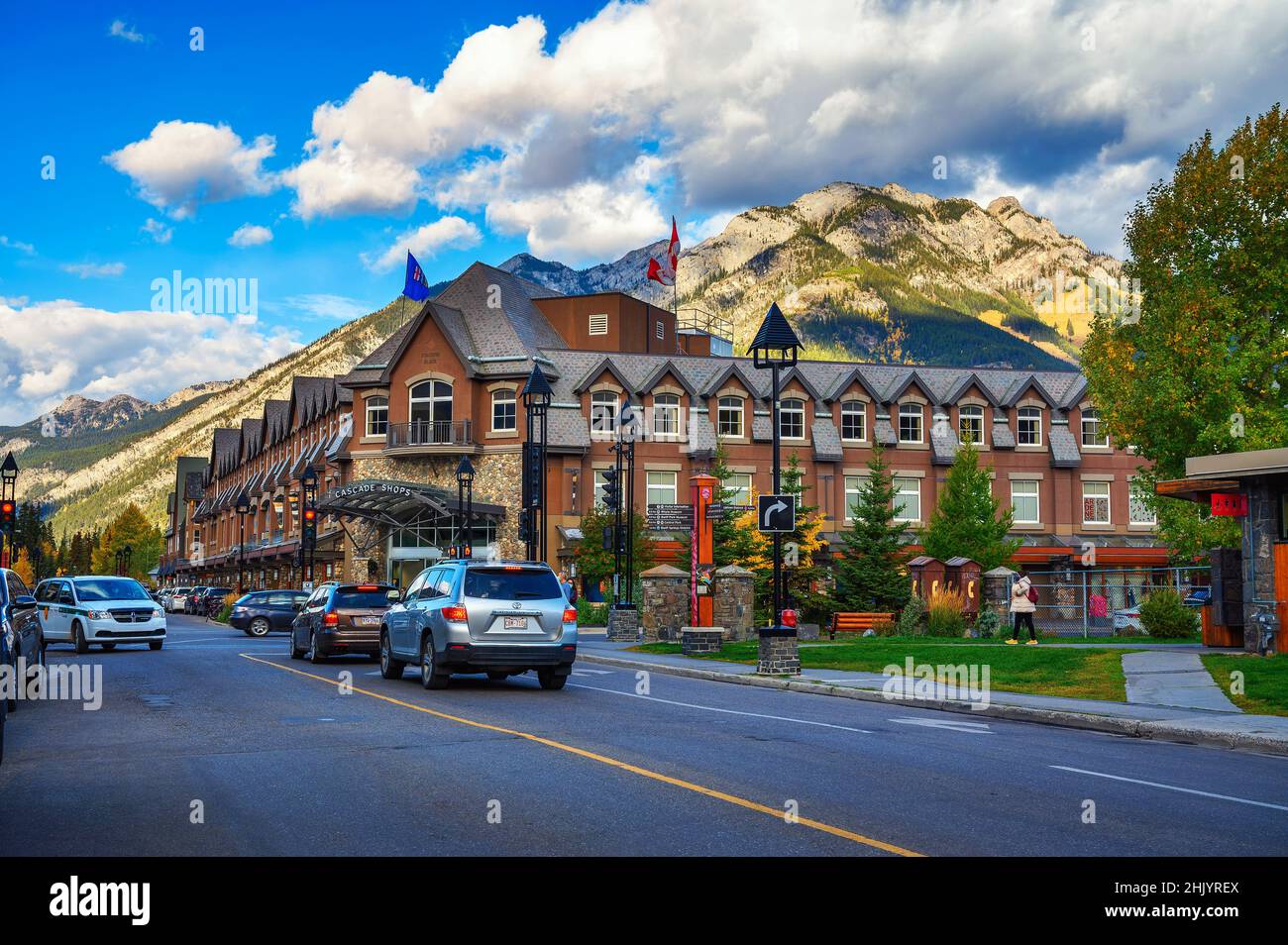 Vista panoramica sulla strada di Banff, Canada, con auto e centro commerciale Cascade Shops Foto Stock
