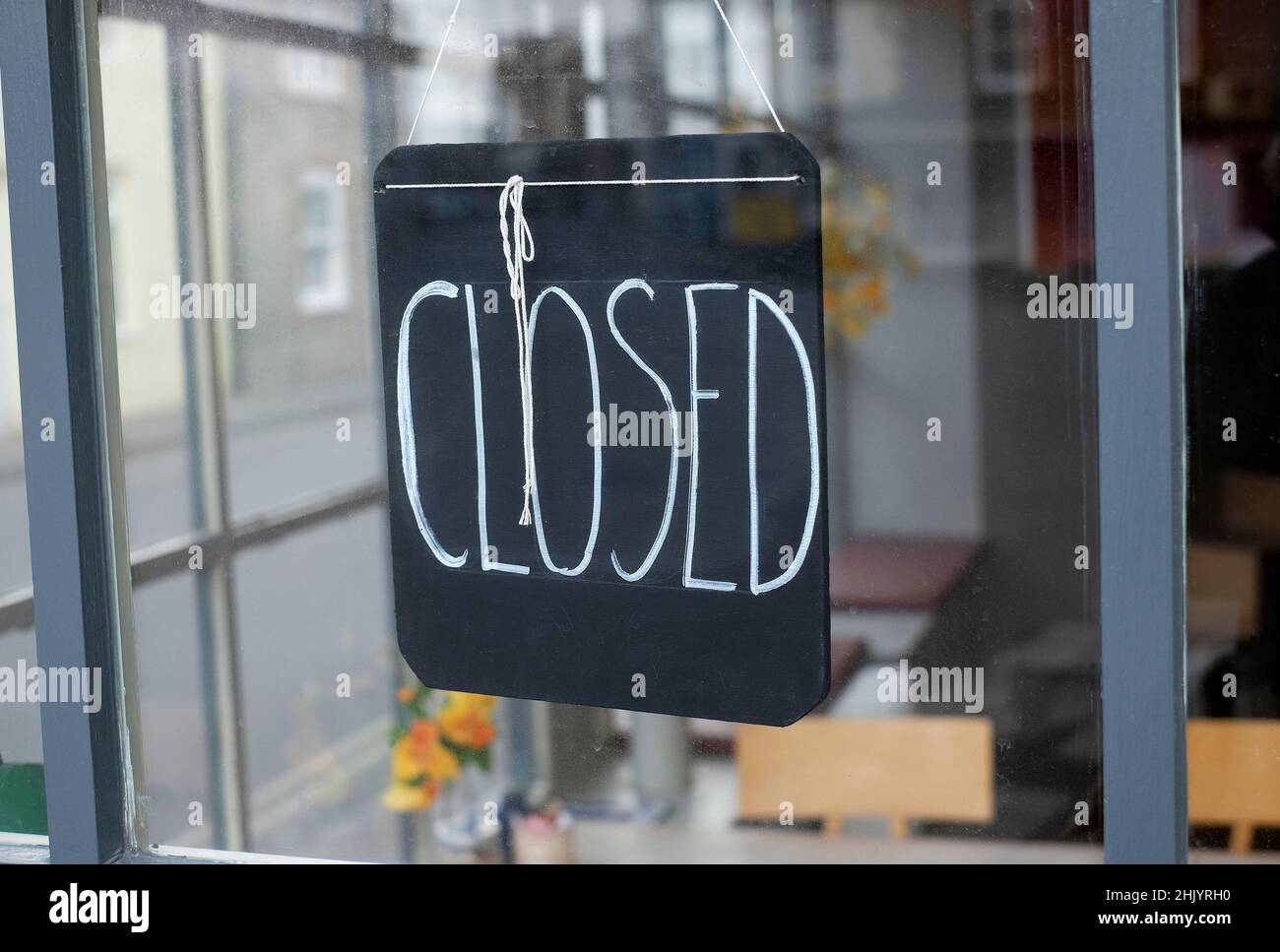 chiuso segno nella finestra del caffè, sheringham, norfolk, inghilterra Foto Stock