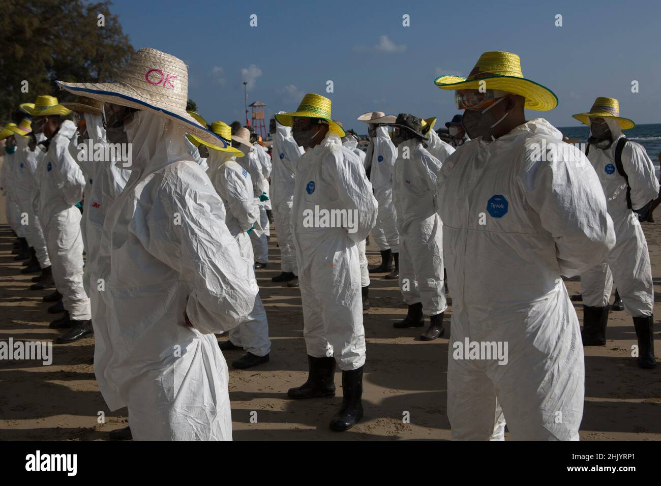 I pulitori per fuoriuscite di olio si stanno allineando per ascoltare gli ordini dei supervisori. (Foto di Atiwat Siltamethanont/Pacific Press)/ Foto Stock