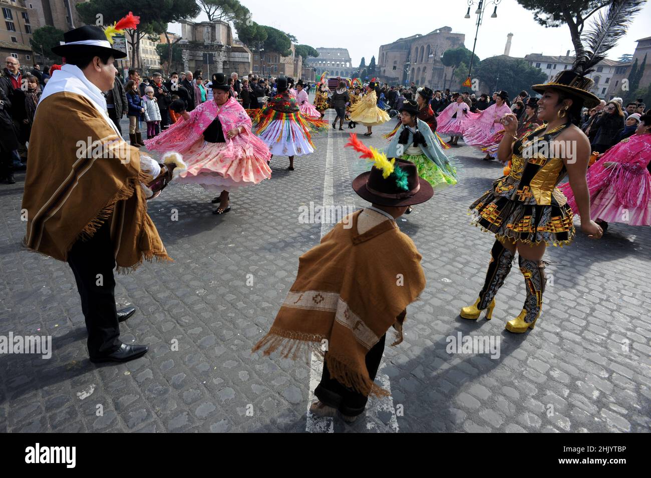 Roma, Italia 14/02/2010: Prima edizione del Carnevale latino-americano a Roma. Via dei fori Imperiali, Colosseo. © Andrea Sabbadini Foto Stock