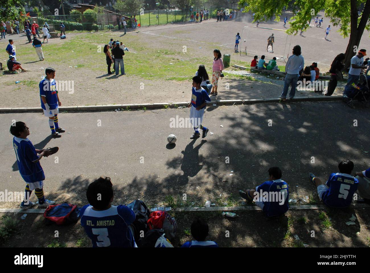 Roma, Italia 14/05/2006: Comunità Latinoamericana durante una partita di calcio al Colle Oppio al Colosseo. © Andrea Sabbadini Foto Stock