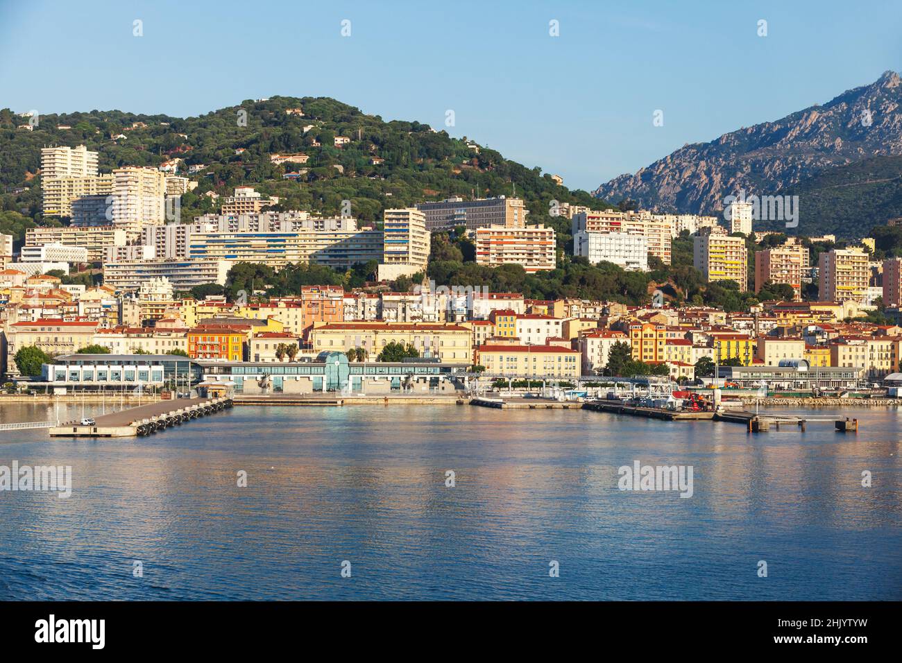 Vista sul porto di Ajaccio, paesaggio urbano estivo costiero. Corsica, Francia Foto Stock