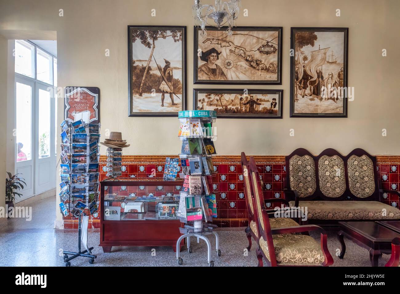 Souvenir stand nella lobby del 'Hotel Colon'. La famosa architettura in stile coloniale appartiene alla catena alberghiera 'Isla Azul'. 'Due punti' si riferisce Foto Stock