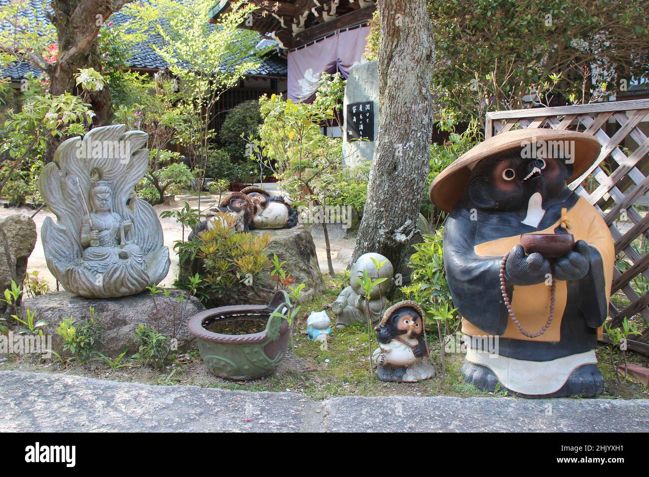 statue di divinità in un tempio buddista (daisho-in) a miyajima in giappone Foto Stock