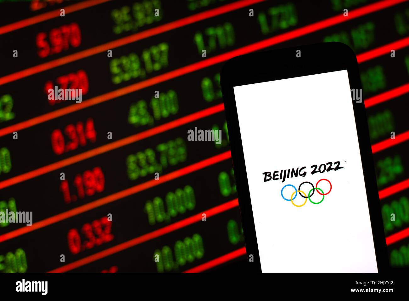 Polonia. 01st Feb 2022. In questa illustrazione della foto un logo dei Giochi Olimpici invernali di Pechino 2022 visto di fronte alle classifiche del mercato azionario. (Foto di Filip Radwanski/SOPA Images/Sipa USA) Credit: Sipa USA/Alamy Live News Foto Stock