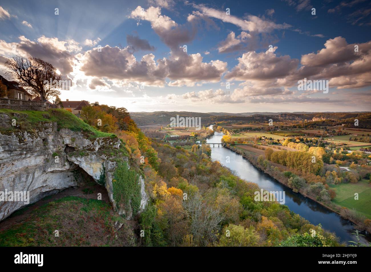 Tramonto d'autunno dal punto di osservazione a Domme con la valle della Dordogna, fiume Dordogna, campi e Cenac ponte Domme Dordogna Francia Foto Stock