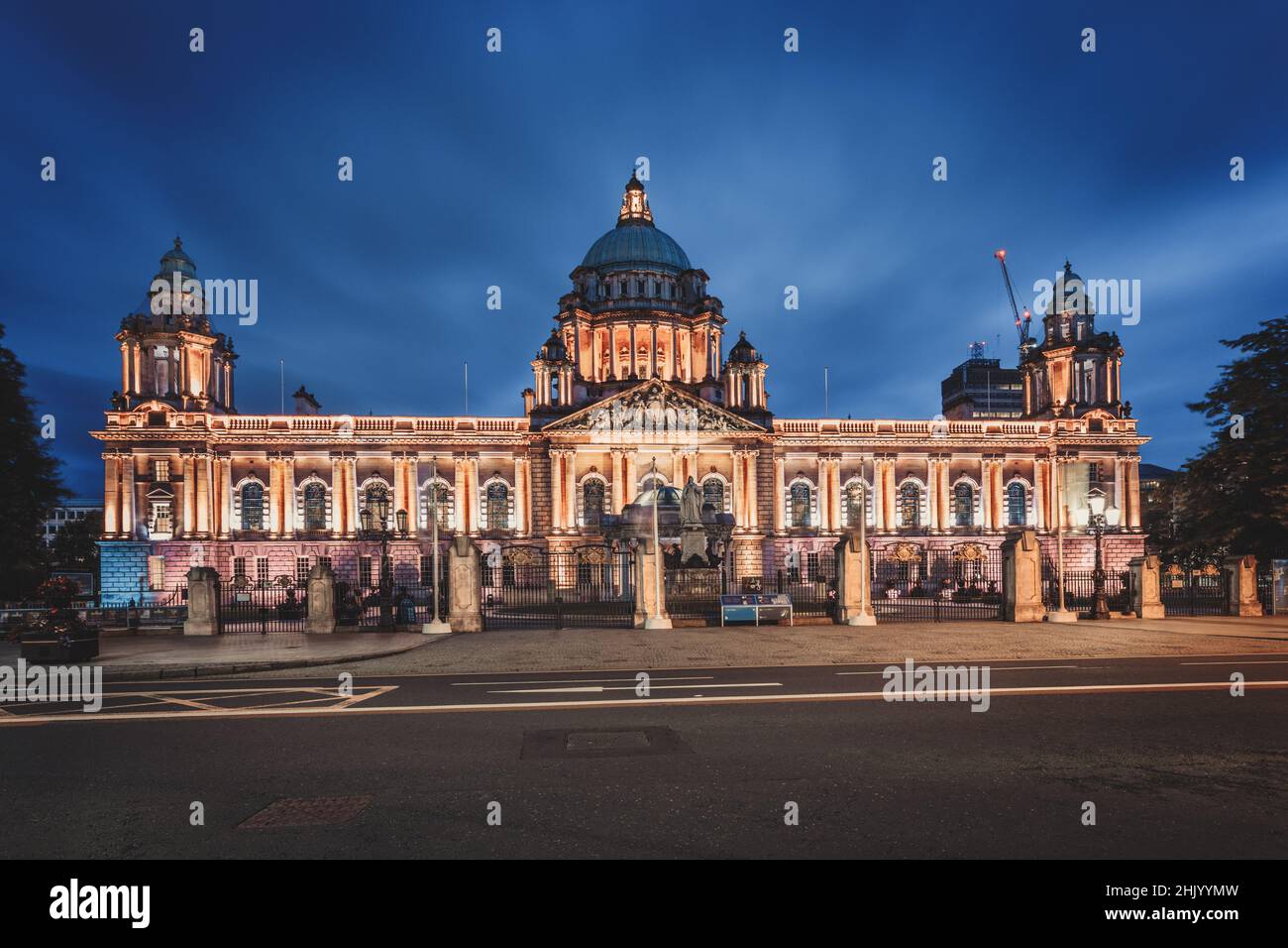Illuminata Municipio di Belfast, Belfast, Irlanda del Nord Foto Stock