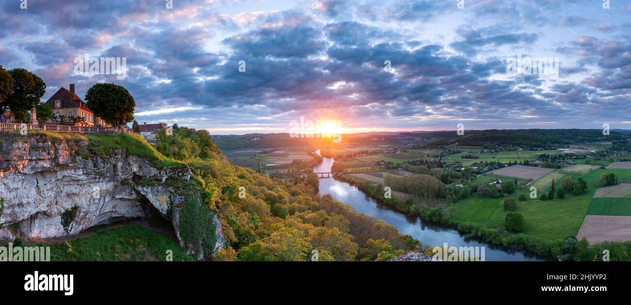 Autunno tramonto panoramico dal punto di osservazione a Domme con la valle della Dordogna, fiume Dordogna, campi e Cenac ponte Domme Dordogna Francia Foto Stock