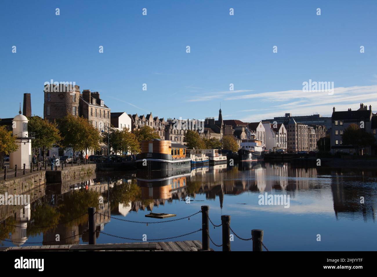 Viste lungo la riva a Leith, Edimburgo, Scozia nel Regno Unito Foto Stock