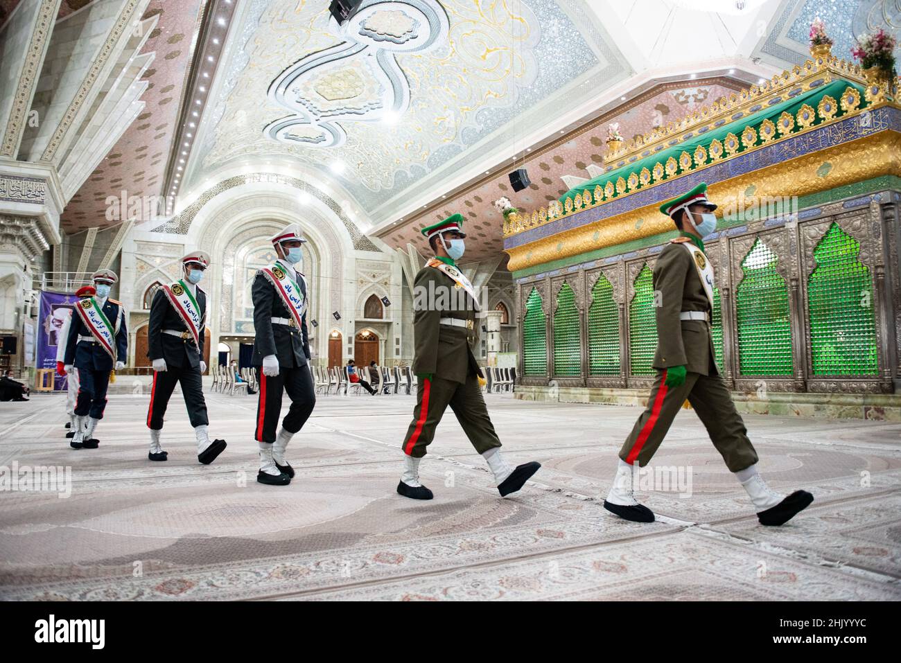 Teheran, Teheran, Iran. 1st Feb 2022. I soldati dell'esercito iraniano camminano davanti alla tomba del leader iraniano, Ayatollah Ruhollah Khomeini, durante il primo giorno della vittoria dell'anniversario della Rivoluzione Islamica nel cimitero di Behesht-e Zahra nel sud di Teheran. (Credit Image: © Sobhan Farajvan/Pacific Press via ZUMA Press Wire) Foto Stock