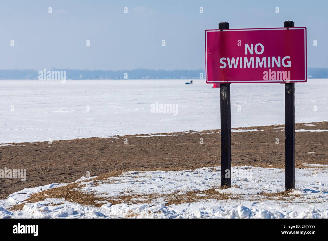 Harrison Township, Michigan - un cartello "No Swimming" è appollaiato sulla riva del lago Frozen St Clair nel Lake St Clair Metropark. Foto Stock