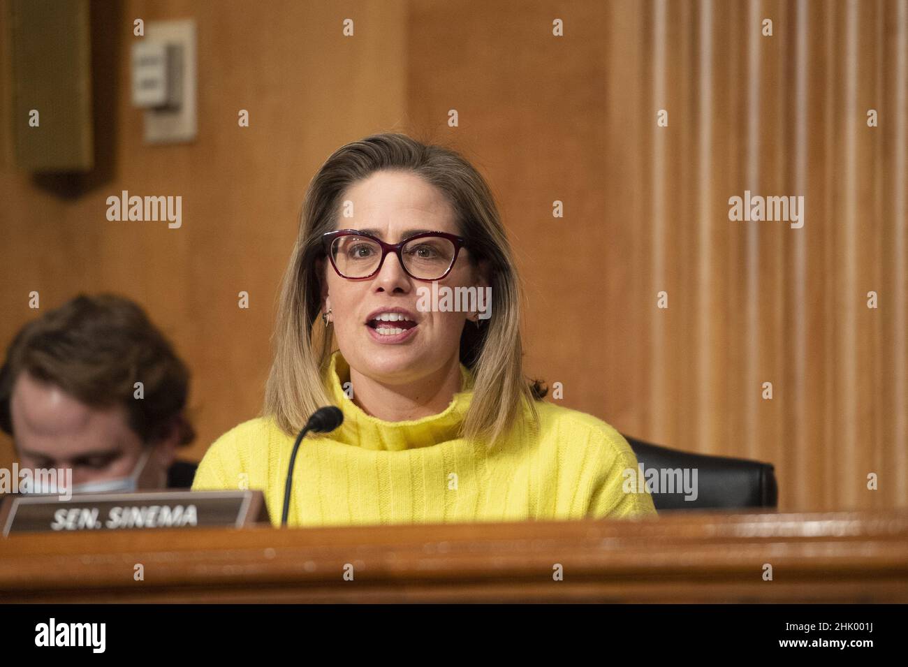 Washington, Stati Uniti. 01st Feb 2022. Il Sen. Krysten Sinema, D-AZ, parla durante un'audizione per esaminare le nomine di Shalanda D. Young, dalla Louisiana, per essere Direttore e Nani Coloretti, dalla California, per essere Vice Direttore dell'Ufficio di Gestione e bilancio presso il Campidoglio degli Stati Uniti a Washington, DC martedì 1 febbraio 2022. Foto di Bonnie Cash/UPI. Credit: UPI/Alamy Live News Foto Stock