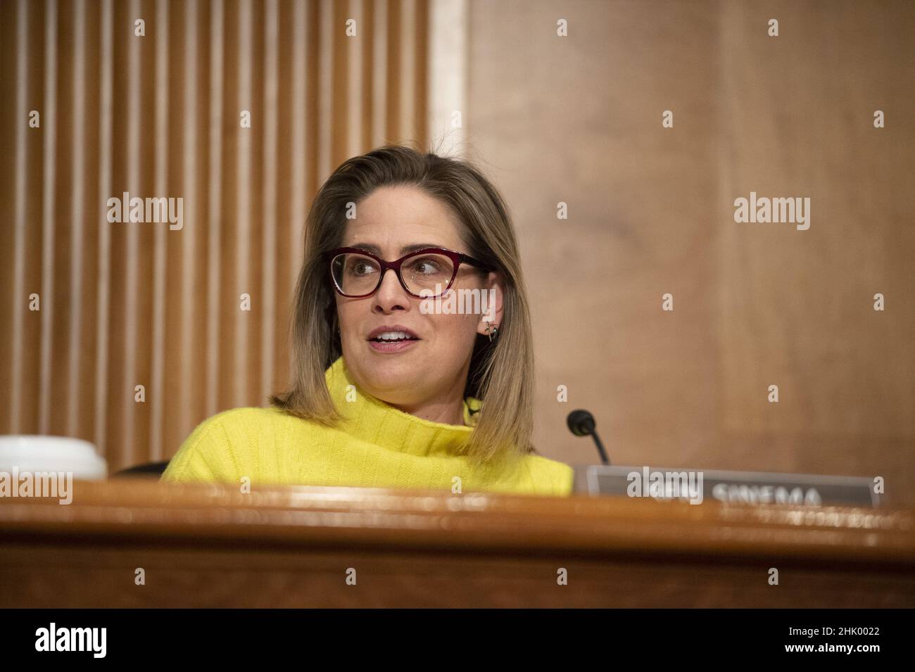Washington, Stati Uniti. 01st Feb 2022. Il Sen. Krysten Sinema, D-AZ, parla durante un'audizione per esaminare le nomine di Shalanda D. Young, dalla Louisiana, per essere Direttore e Nani Coloretti, dalla California, per essere Vice Direttore dell'Ufficio di Gestione e bilancio presso il Campidoglio degli Stati Uniti a Washington, DC martedì 1 febbraio 2022. Foto di Bonnie Cash/UPI. Credit: UPI/Alamy Live News Foto Stock