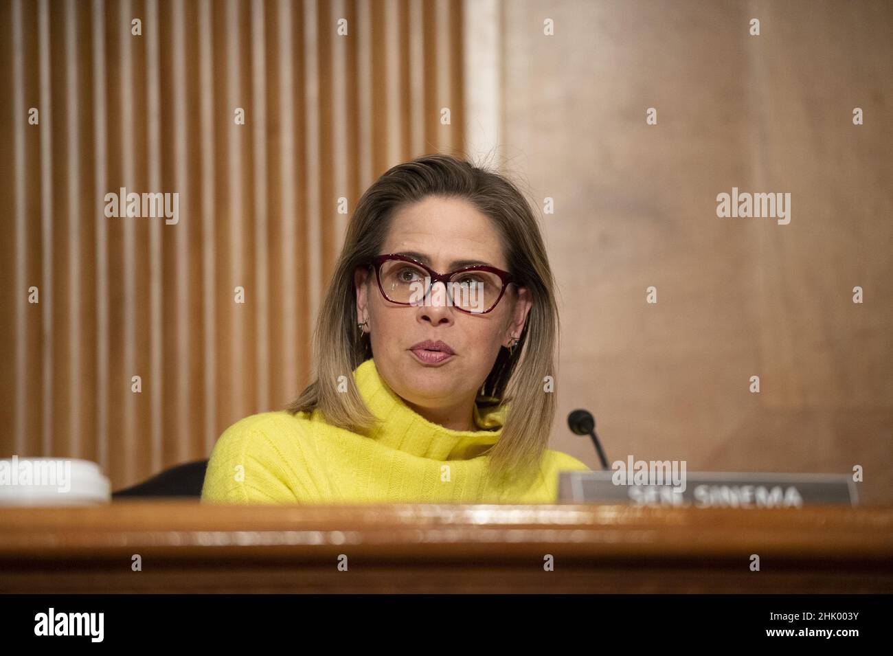 Washington, Stati Uniti. 01st Feb 2022. Il Sen. Krysten Sinema, D-AZ, parla durante un'audizione per esaminare le nomine di Shalanda D. Young, dalla Louisiana, per essere Direttore e Nani Coloretti, dalla California, per essere Vice Direttore dell'Ufficio di Gestione e bilancio presso il Campidoglio degli Stati Uniti a Washington, DC martedì 1 febbraio 2022. Foto di Bonnie Cash/UPI. Credit: UPI/Alamy Live News Foto Stock