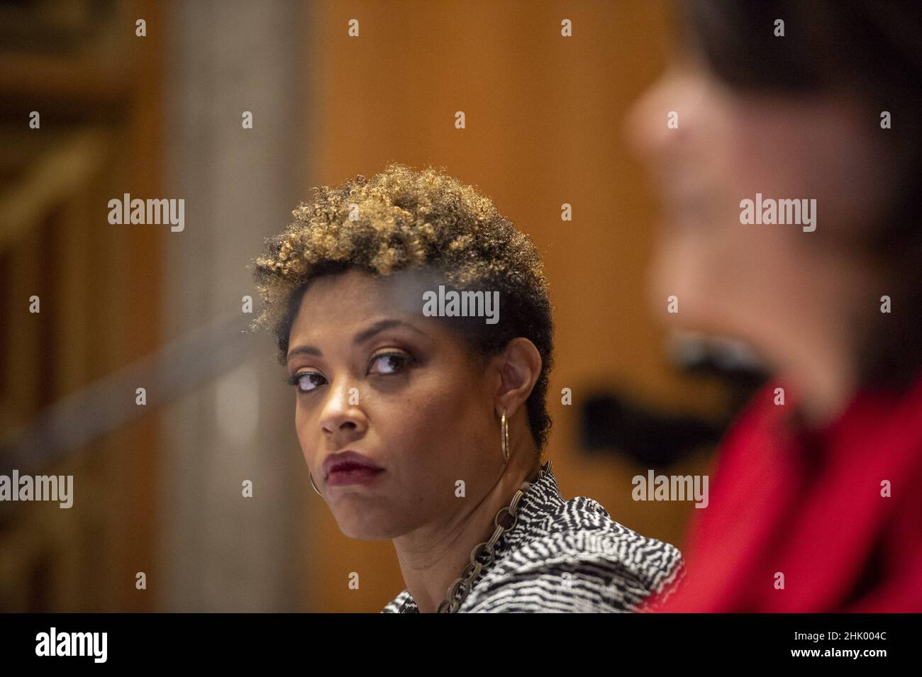 Washington, Stati Uniti. 01st Feb 2022. Shalanda D. Young, della Louisiana, guarda come Nani Coloretti, della California, parla durante un'audizione del Senato Homeland Security and Governal Affairs Committee che nomina Young come Direttore e Coloretti come Vice Direttore dell'Ufficio di Gestione e Budget.at the US Capitol a Washington, DC martedì 1 febbraio, 2022. Foto di Bonnie Cash/UPI. Credit: UPI/Alamy Live News Foto Stock